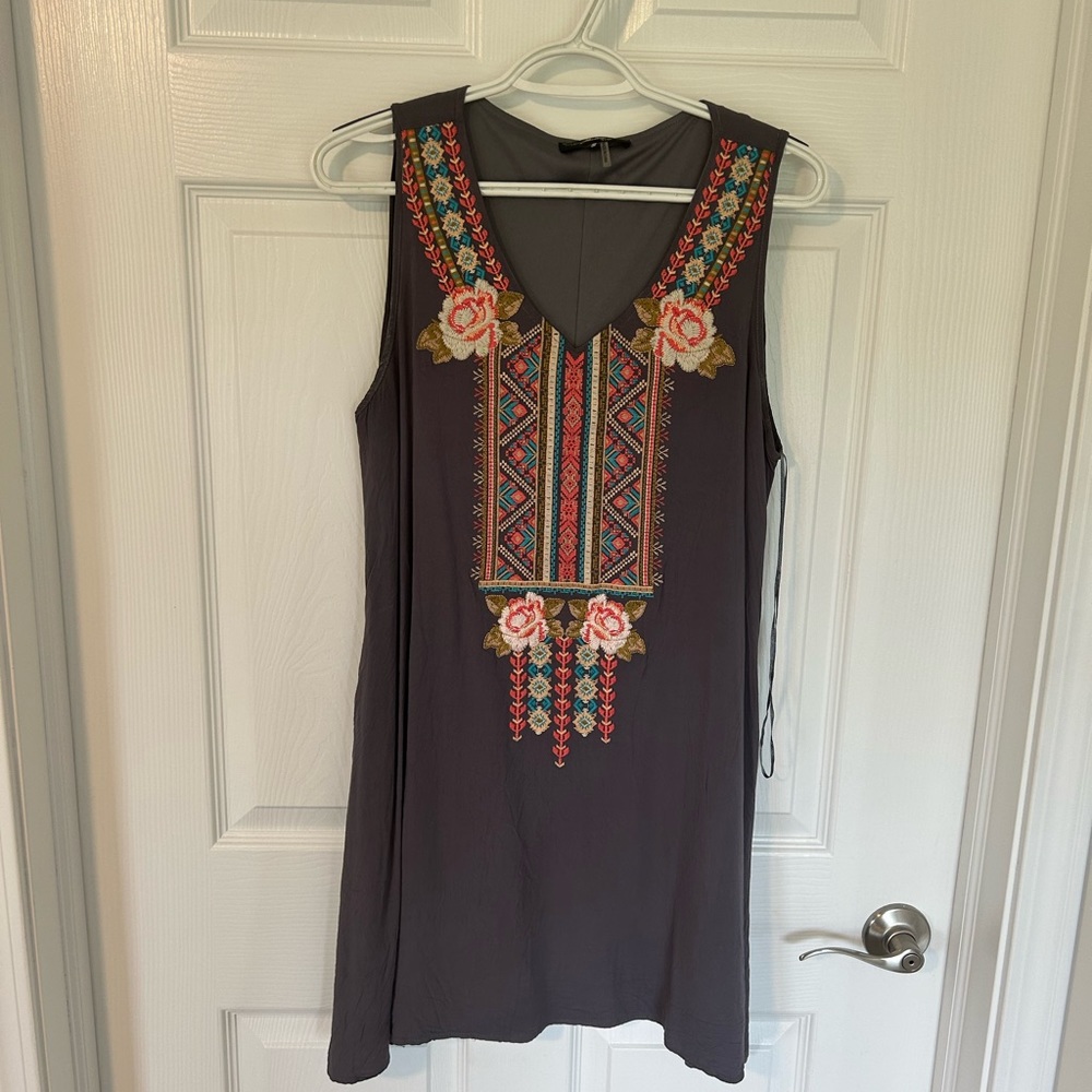 Sleeveless embroidered grey shift dress. Size medium. Worn 2 twice.